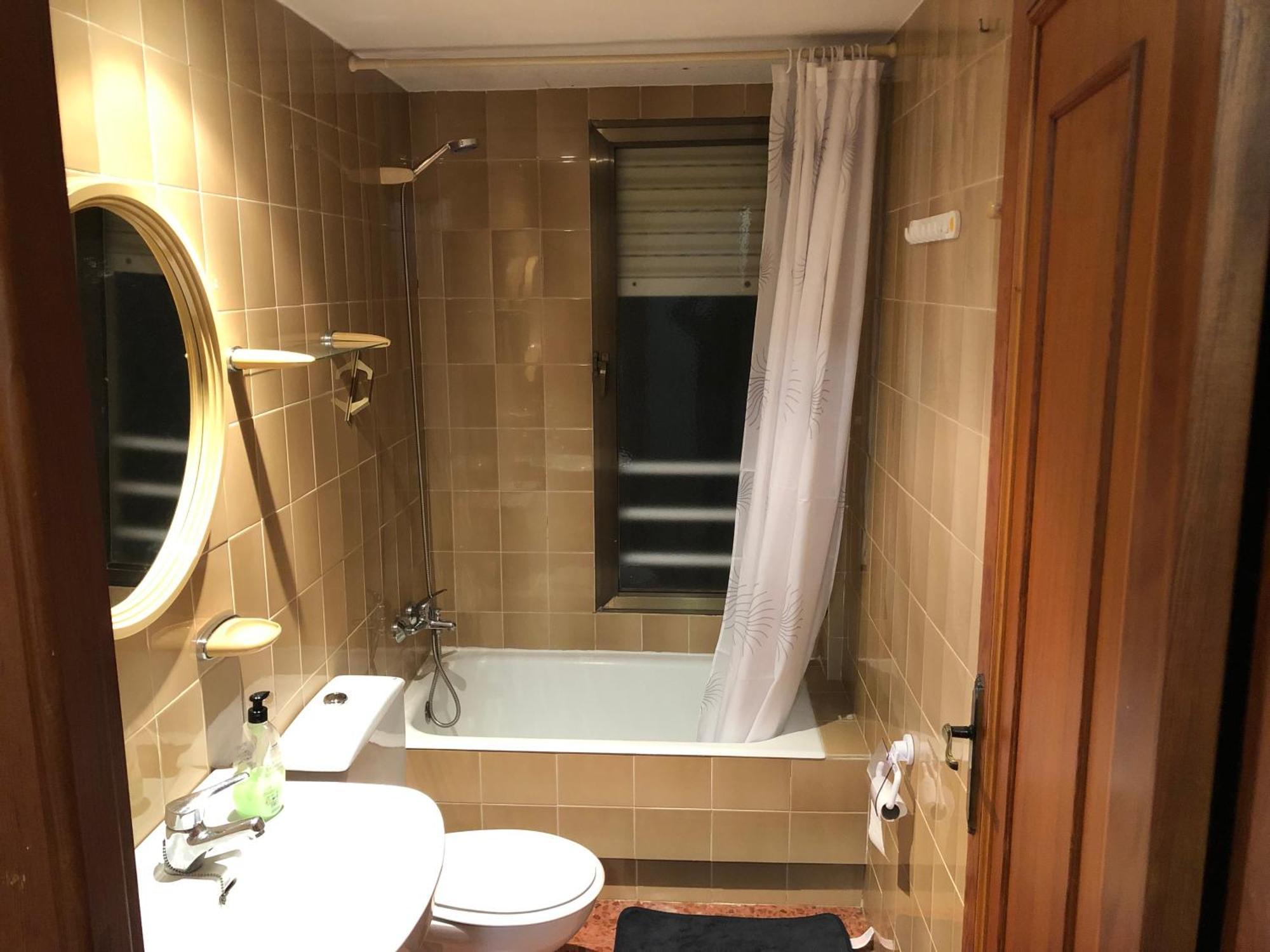 Doble Con Bano Privado,gandia En Piso Compartido Con Anfitriones