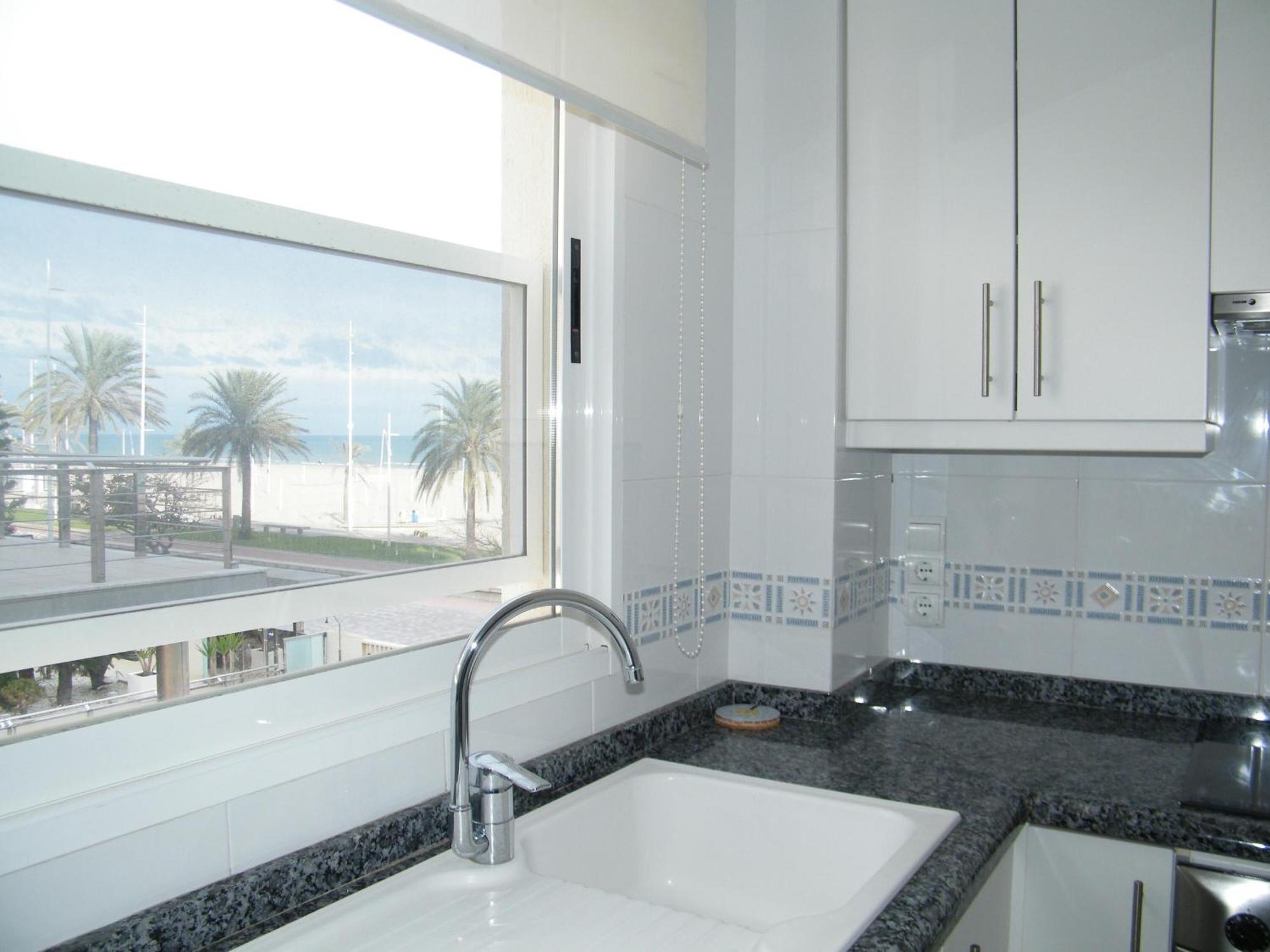 Apartamento En Playa De Gandia: 1 Dormitorio, Frente Al Mar, A/a, Piscina, Parking, Exclusivo Familias - Es-314-9 *
