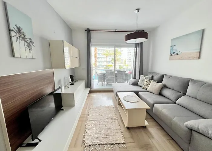 Modern Apartment With A Big Pool And Free Parking