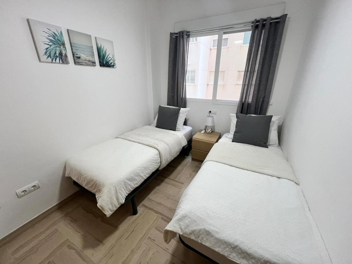 Modern With A Big Pool And Free Parking Apartamento Gandía