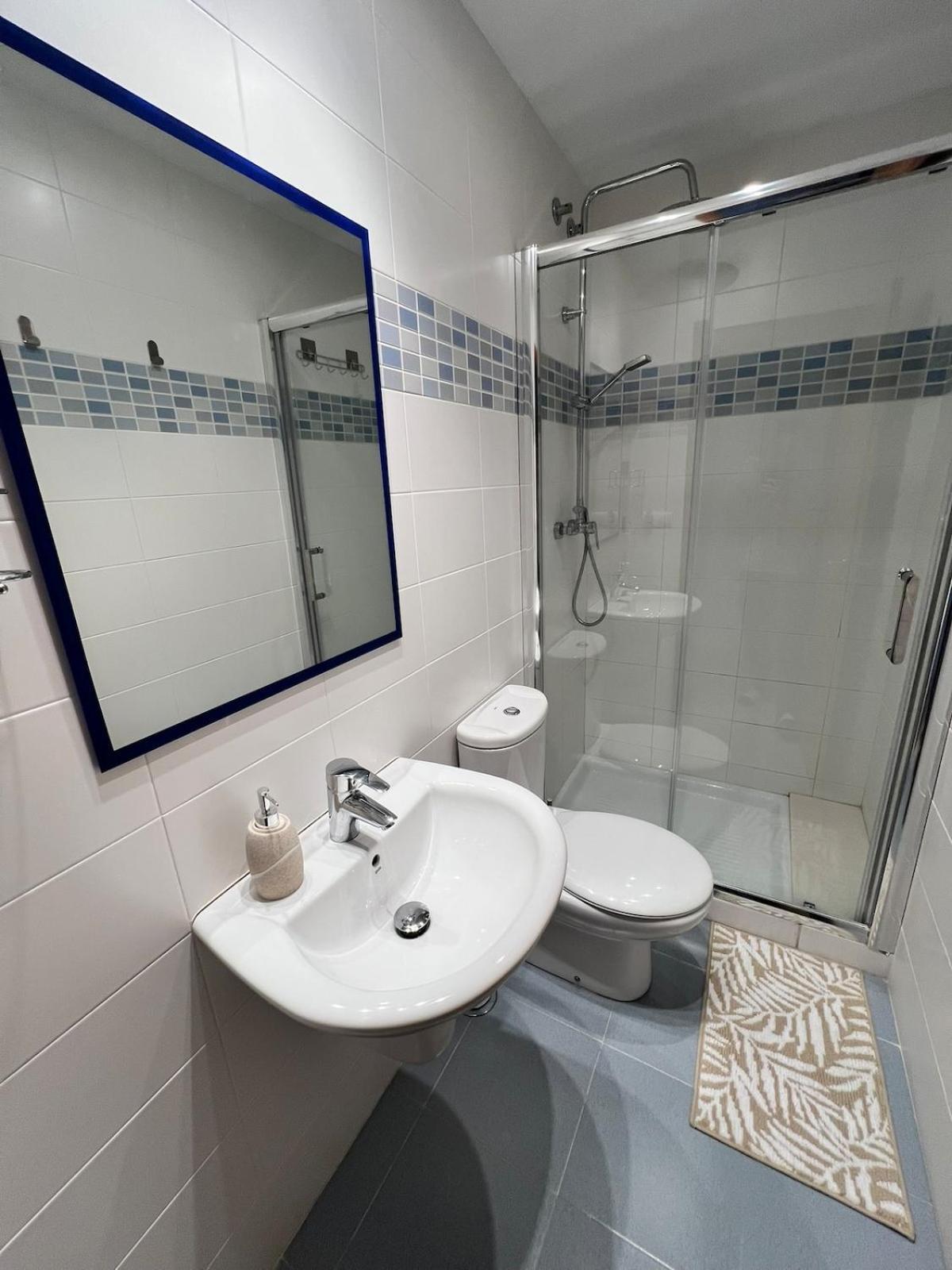 Modern With A Big Pool And Free Parking *