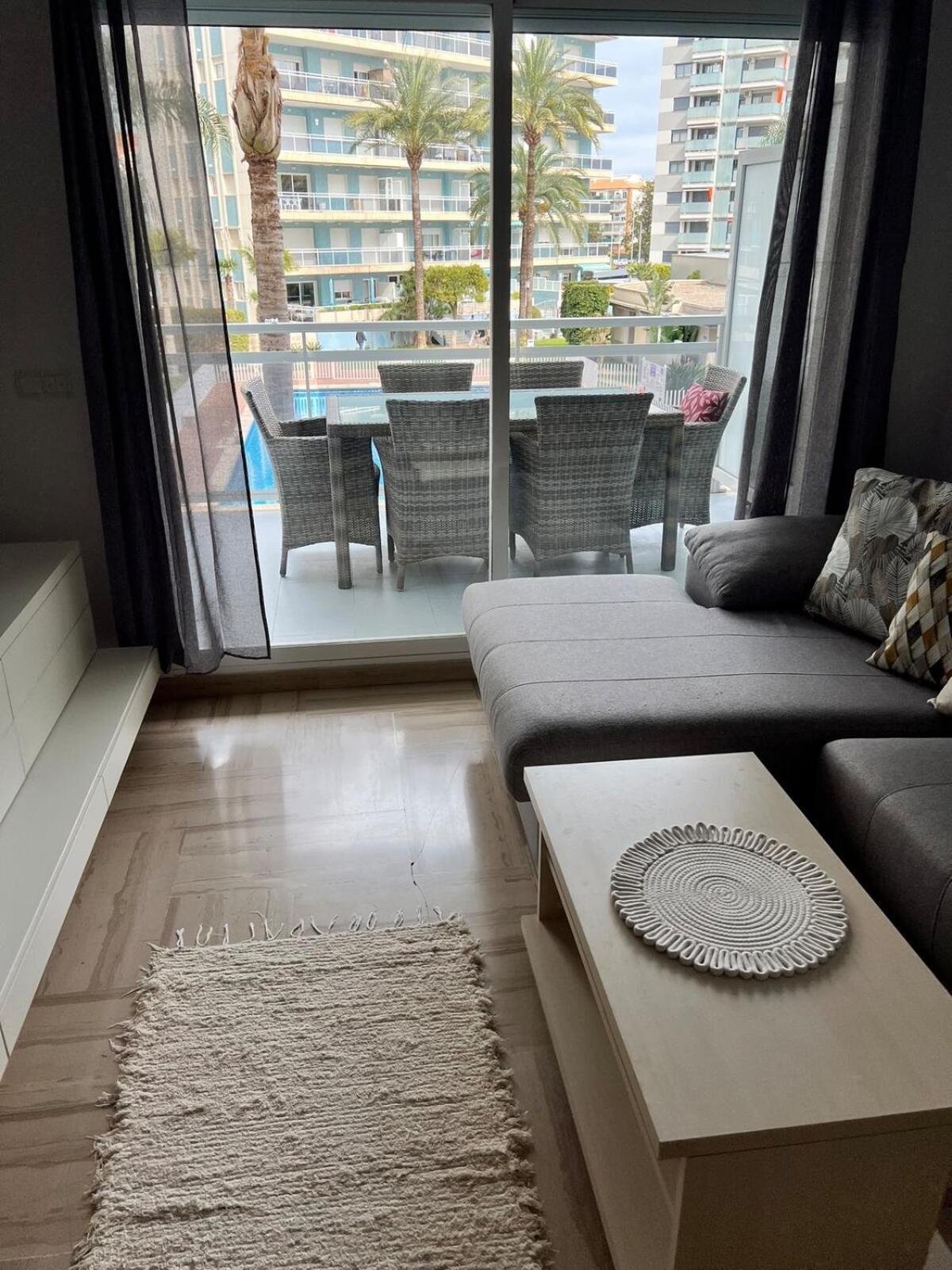 Modern With A Big Pool And Free Parking