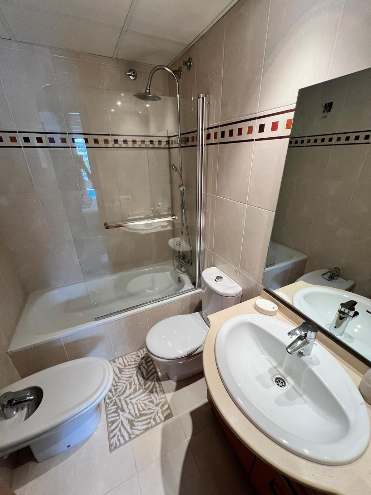 Modern With A Big Pool And Free Parking Apartamento