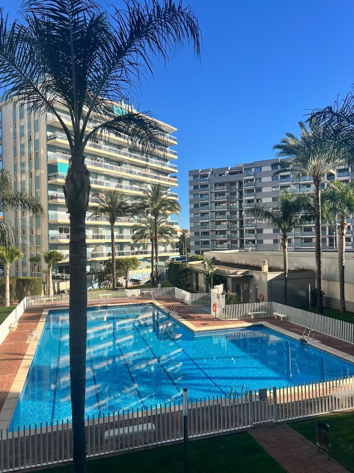 Apartamento Modern With A Big Pool And Free Parking