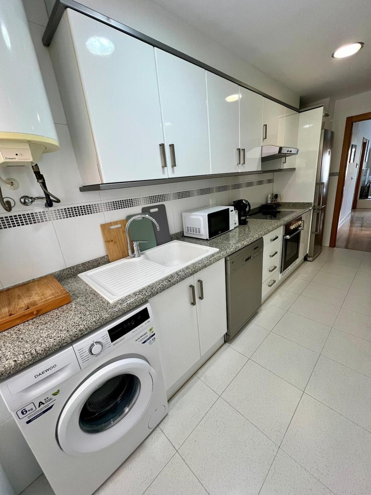 Modern With A Big Pool And Free Parking *